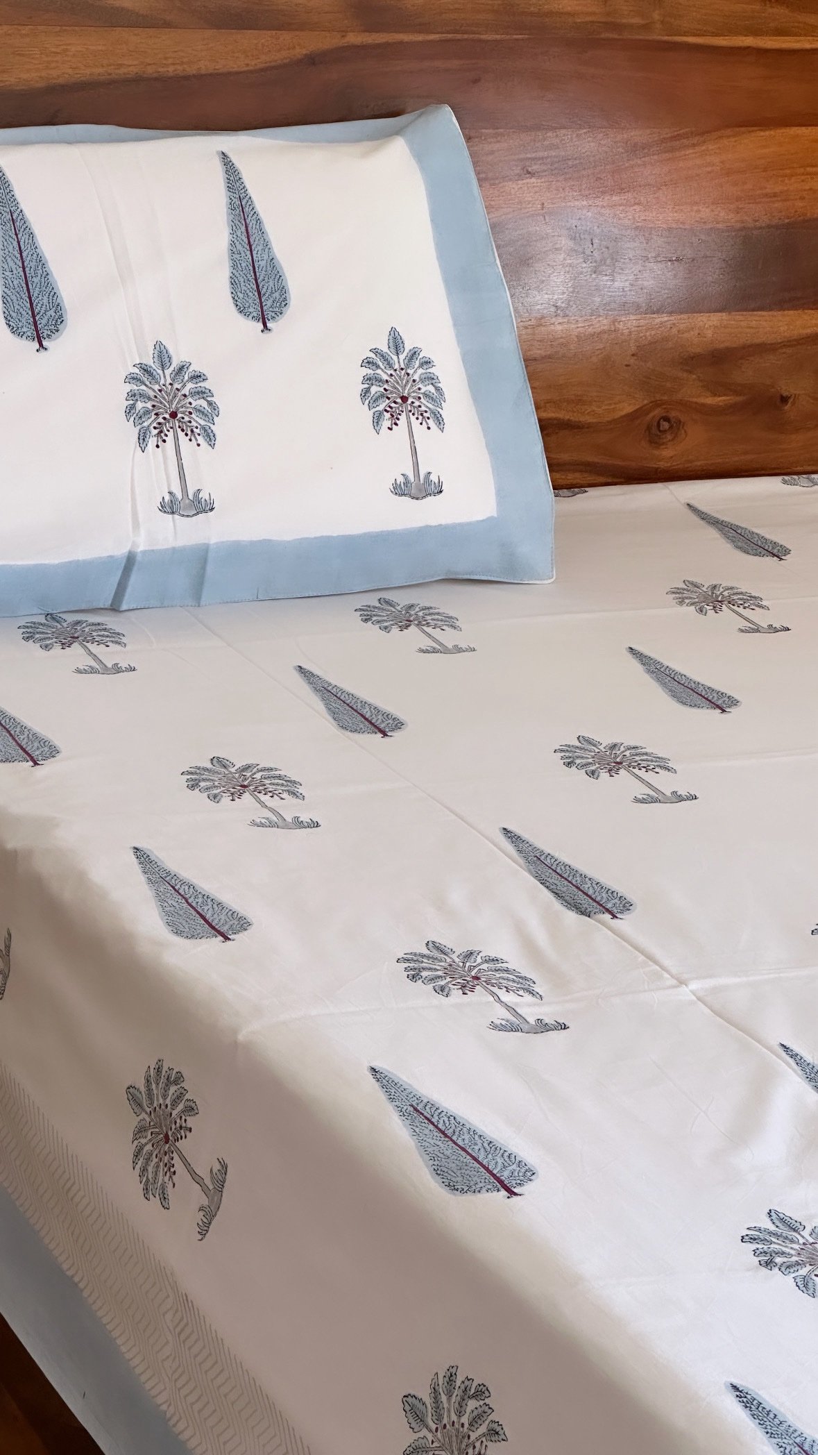 4d5da1e0-3db3-4d6f-afea-463dac9ef8a9 Grey Blue Super King Size Premium Bedsheet - Image 1