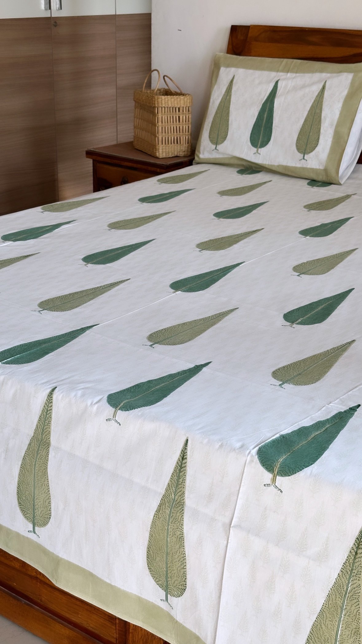 ad8d5c93-e90b-4884-802e-745843d95899 Hari Bahaar Super King Size Premium Bedsheet - Image 1