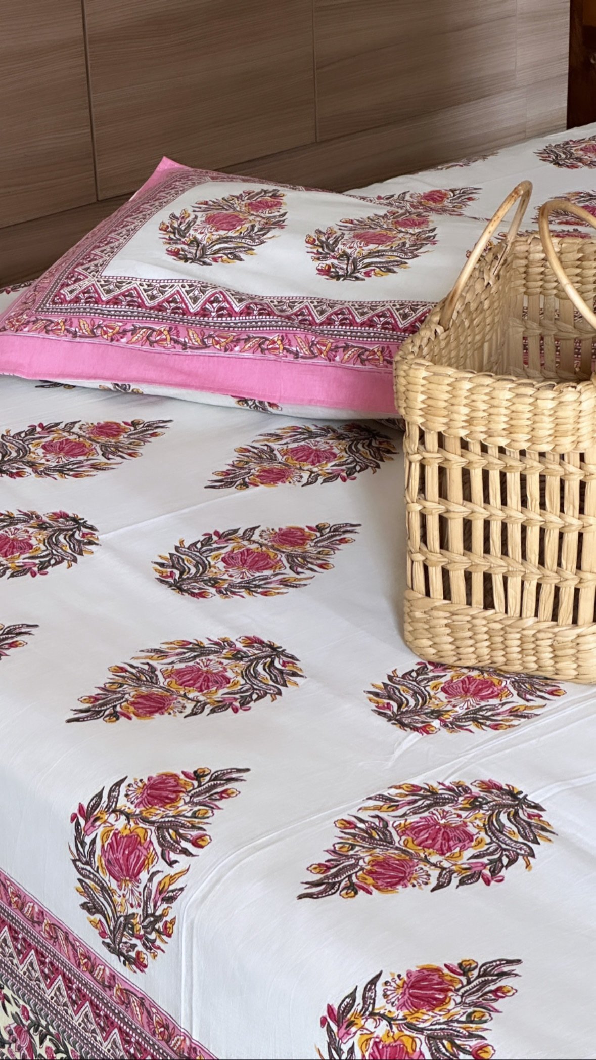 2c6a2763-75b2-4c9b-8f87-c7a3d3686ede Gulabi guldasta King Size Cotton Bedsheet - Image 1