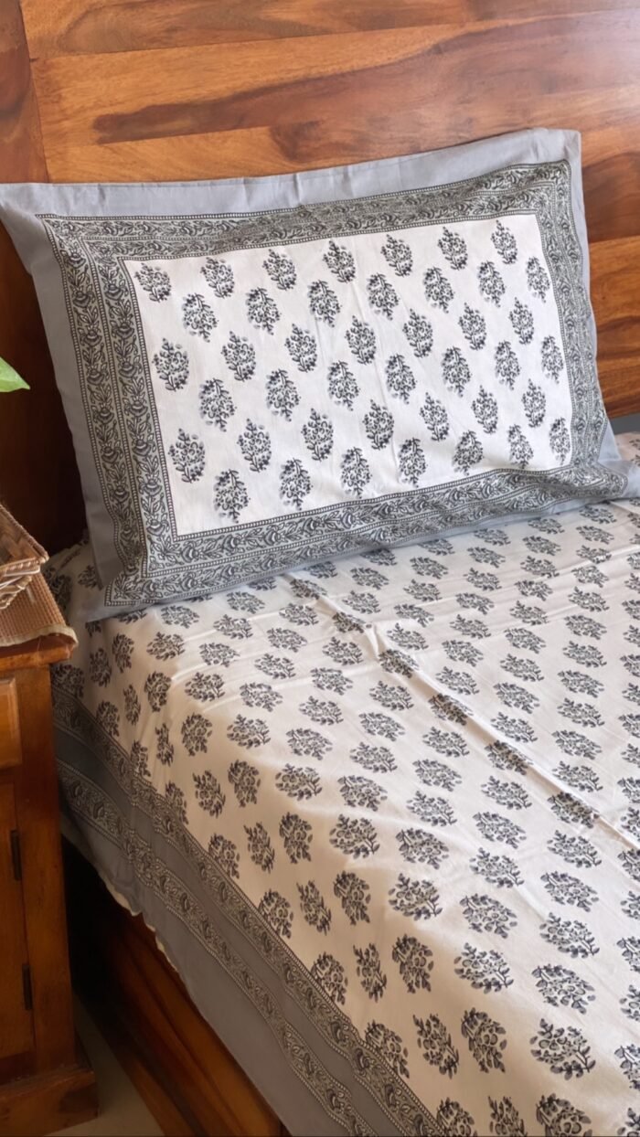 3a1ca160-7ed6-4775-8e44-9f30a7956426 Rang Handblocked Super King Size Bedsheet - Image 1