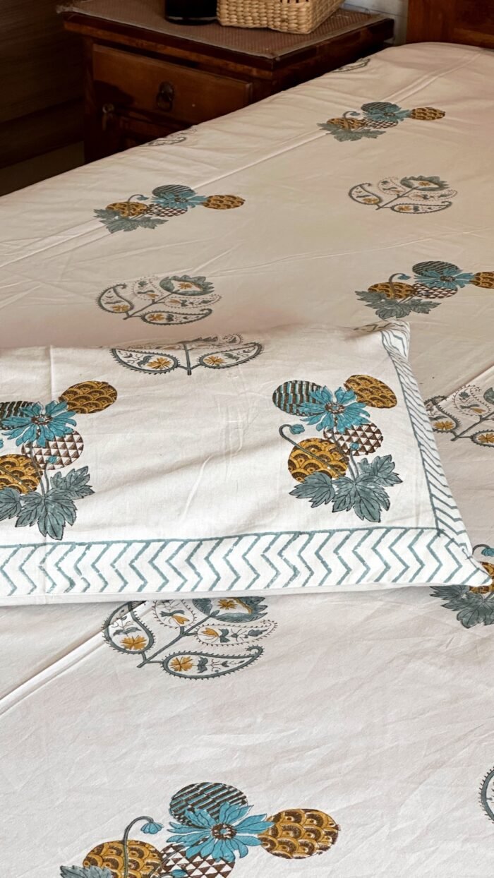 601f5dc9-c023-42cb-b8ec-6d109366a693 Saanjh Handblocked Bedsheet - Image 4