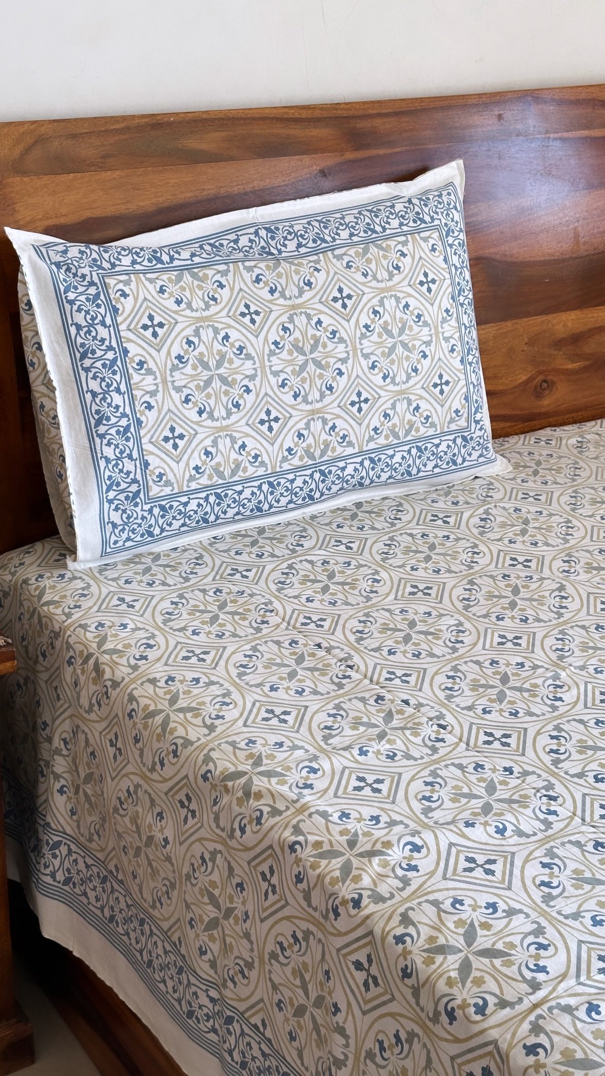 8f752e79-6e94-4cf4-b914-e5437a14bfb4 King Size Cotton Bedsheet - Image 1