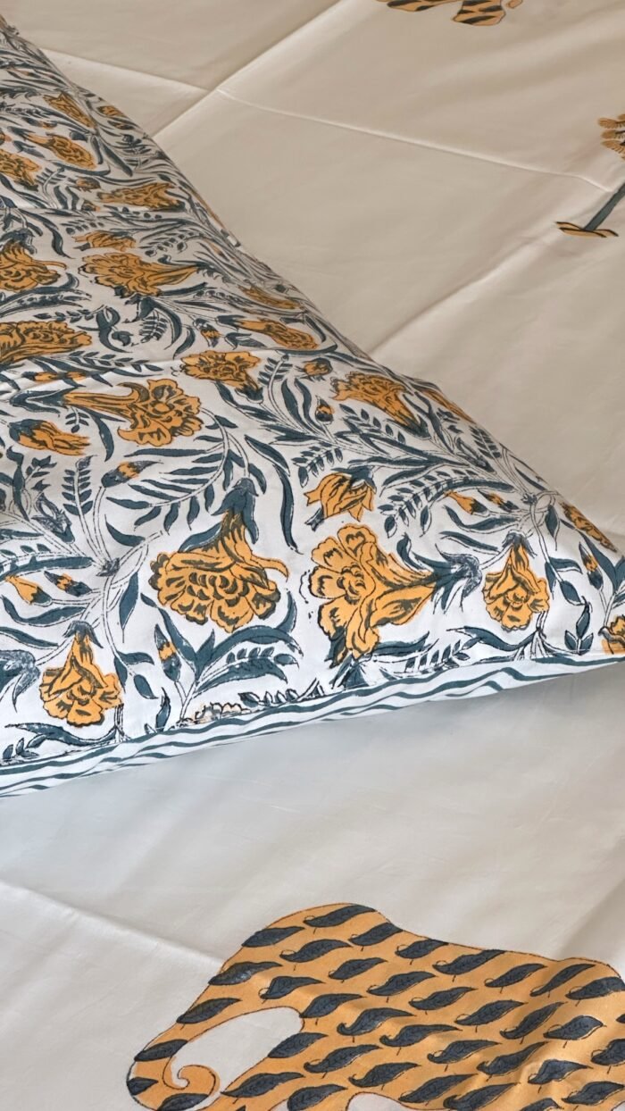 998123d0-5902-403c-802c-e3149b939ee3 Gulzaar Super King Size Bedsheet - Image 4