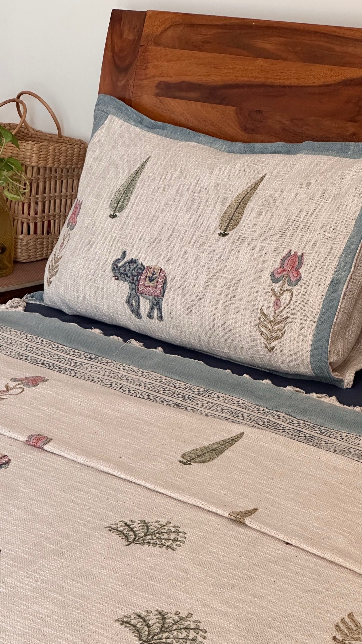 2ae79327-323f-4070-8310-35db1a344ddd Gaj Motif Super King Size Bedcover - Image 1