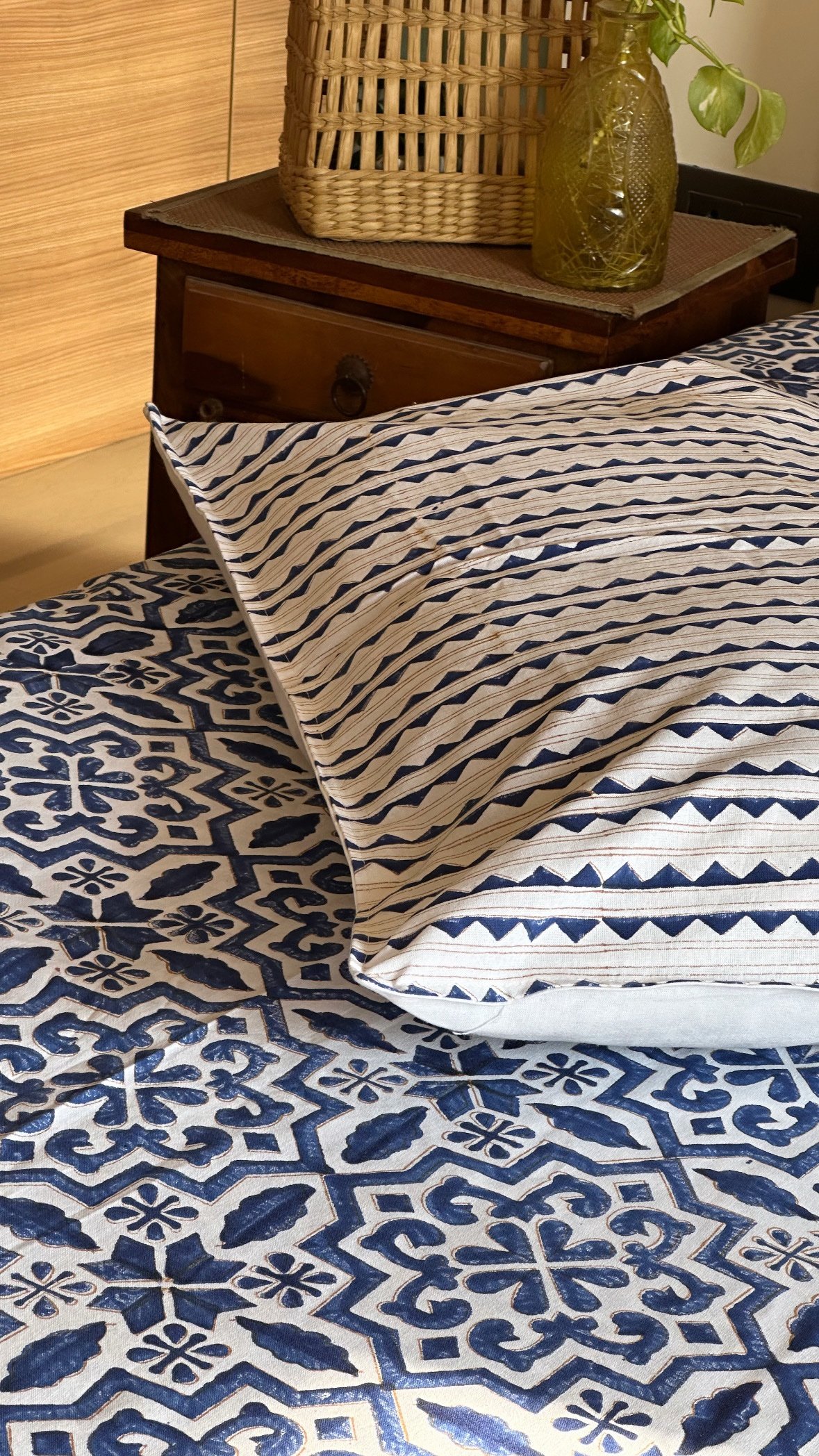 0815f242-77a7-4a45-a914-0f46241c5bb4 Manar Handblocked King Size Bedsheet - Image 1