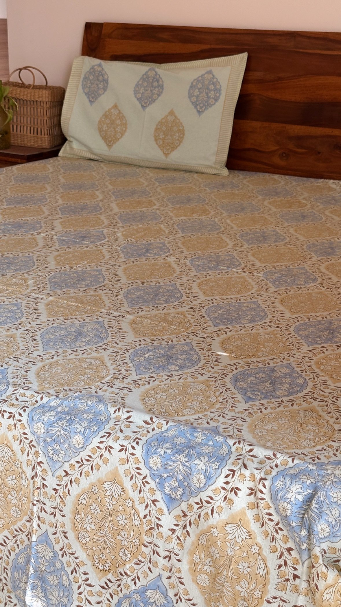 84dec8bf-ddad-4306-bac3-93370d40d6d9 Sunehara Jaal Handblocked Super King Size Bedsheet - Image 1