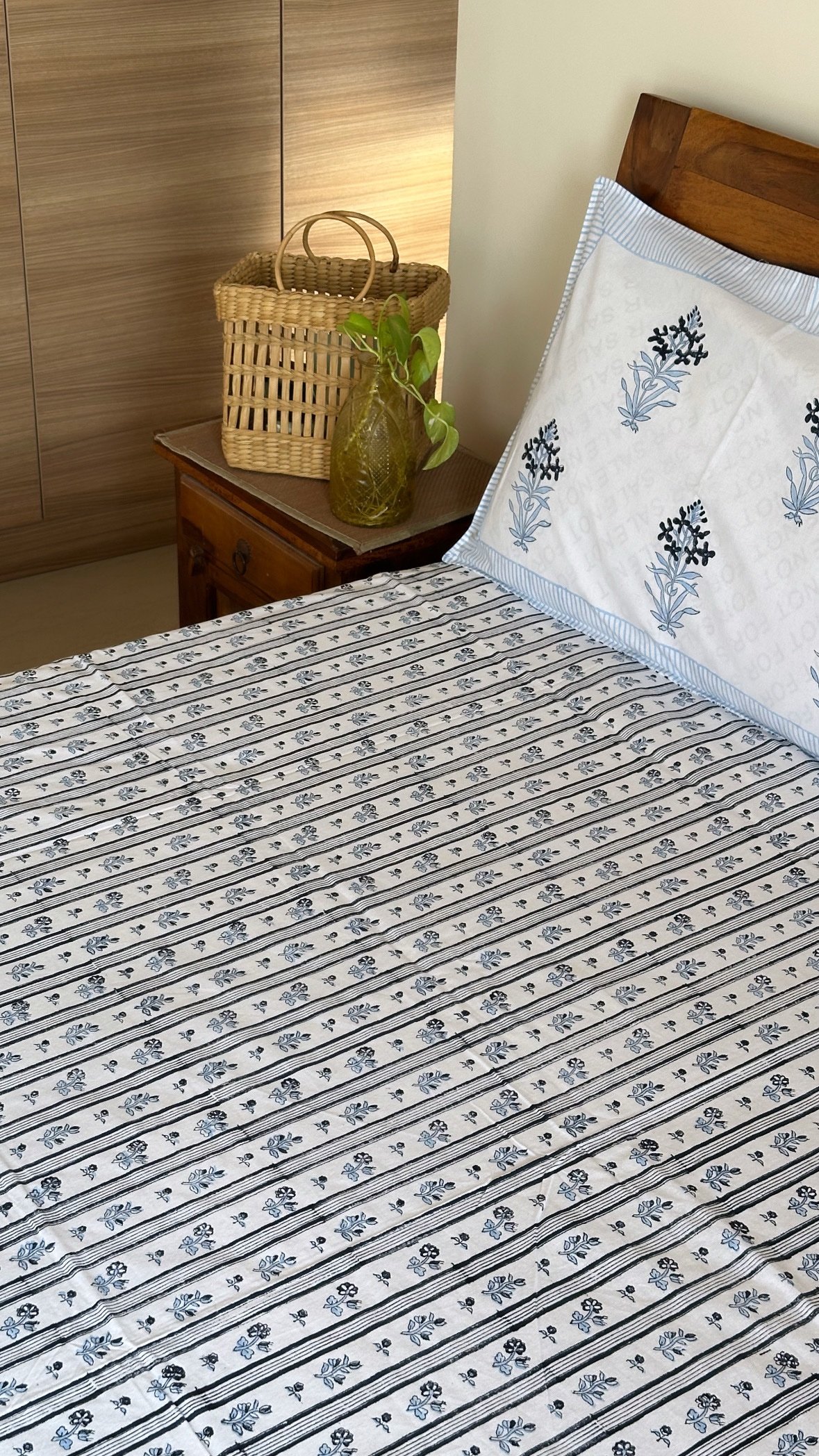 bca77ce9-4831-4848-9a1e-b5bb8dfa42a5 Saba Handblocked King Size Cotton Bedsheet - Image 1