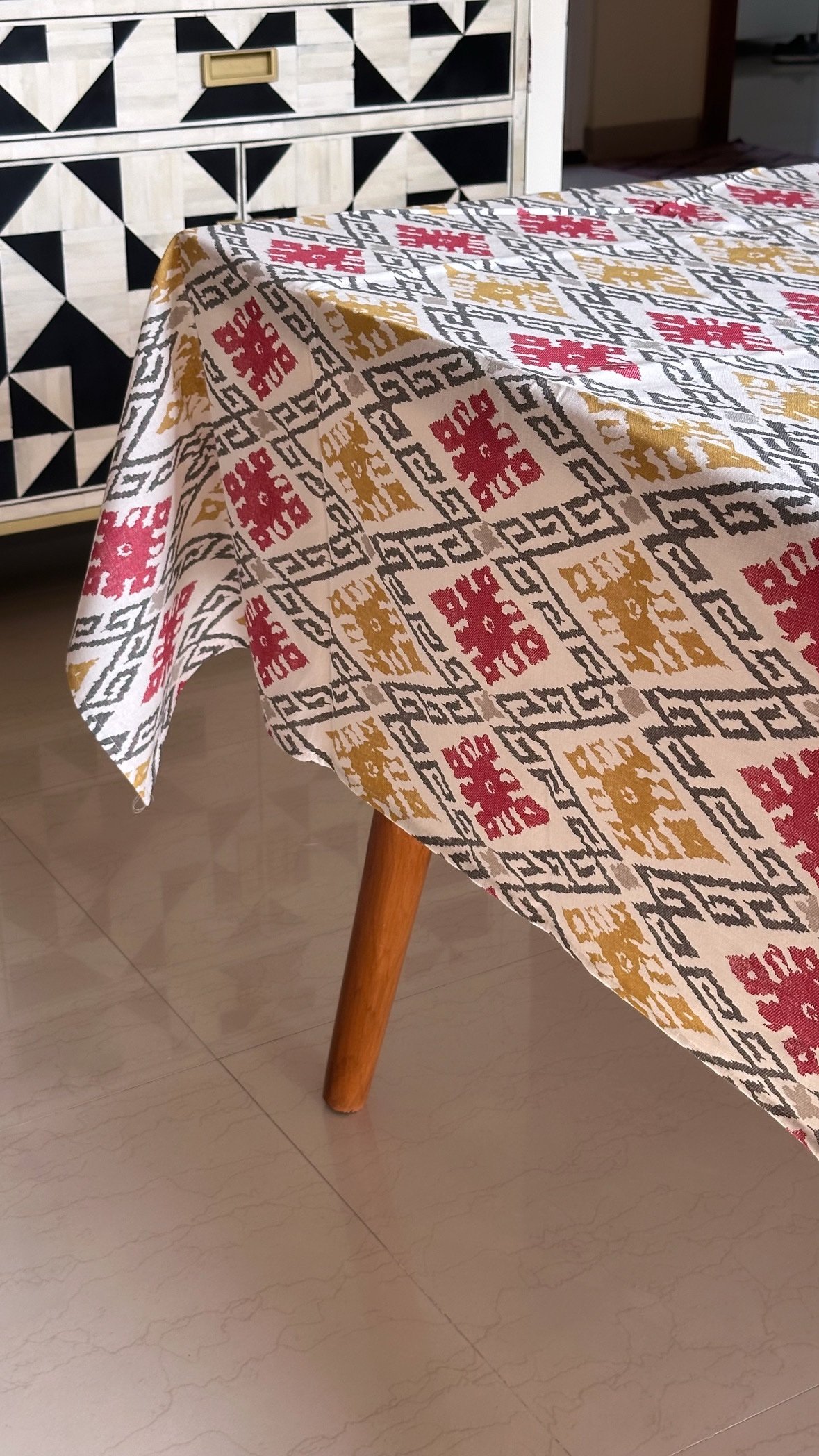 d861a920-6ec6-4411-962c-e1411e3b1311 6 Seater Table Cloth - Image 1